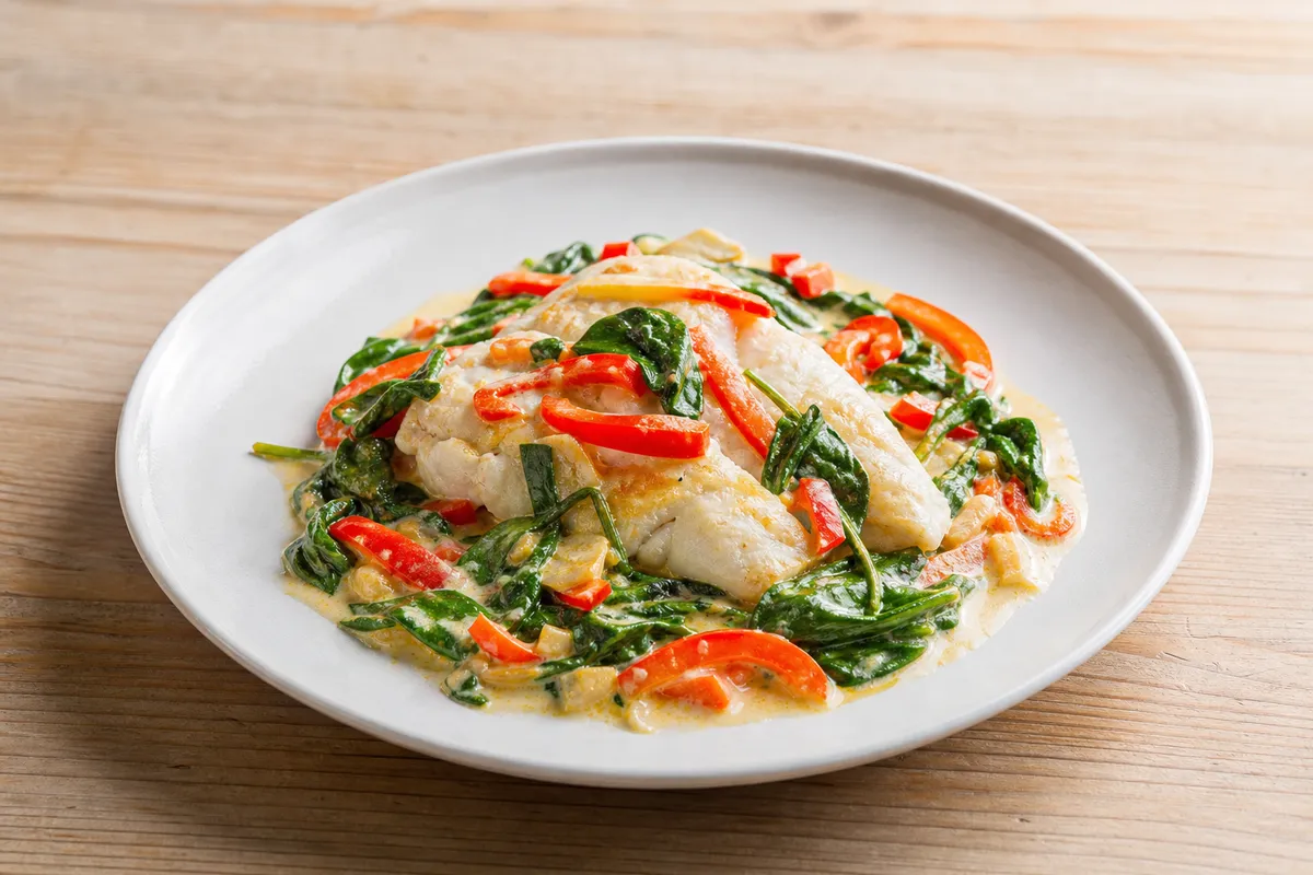 Fisk florentine med krämig spenat – fotograferad ovanifrån