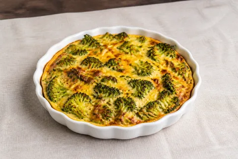 Broccolipaj utan botten – fotograferad ovanifrån