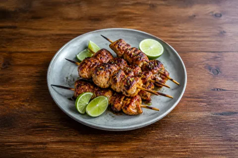 Kycklingspett med honung, lime och sriracha – fotograferad ovanifrån