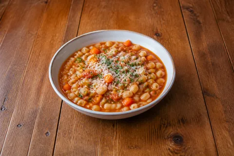 Pasta e fagioli – fotograferad ovanifrån