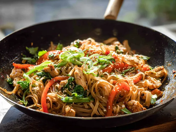 Kycklingwok med risnudlar