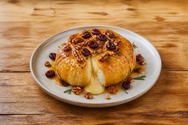 Brie en croûte med honung, körsbär och pekannötter