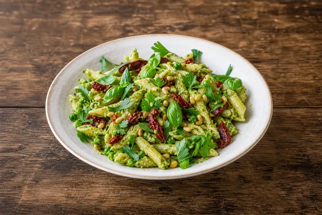 Pasta med ärtpesto och soltorkade tomater