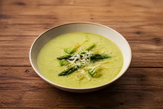 Sparrissoppa med citron och parmesan