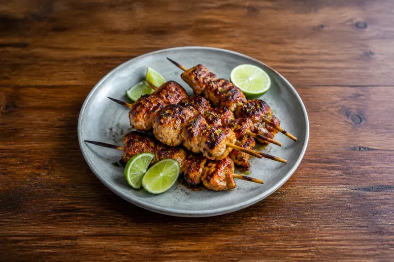 Kycklingspett med honung, lime och sriracha