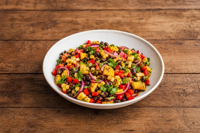 Sallad med svarta bönor, majs och chipotle-honungsvinägrett