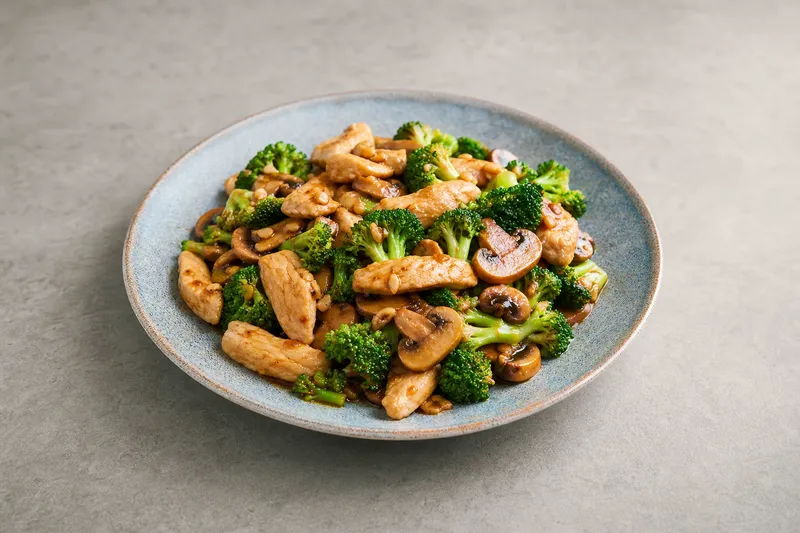 Wok med kyckling, broccoli och svamp