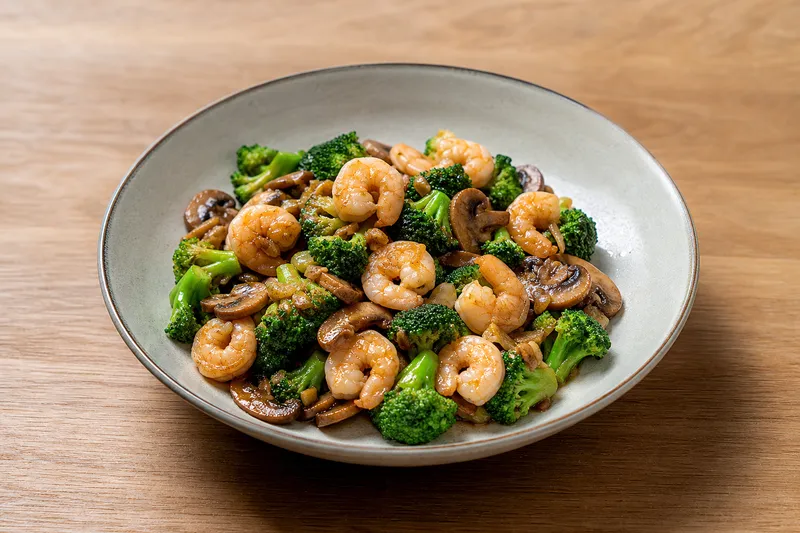Wok med räkor, broccoli och svamp i glasyr
